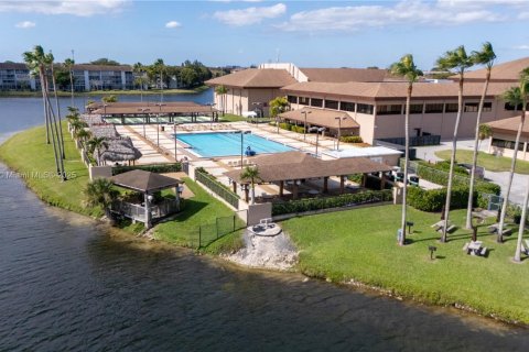 Copropriété à louer à Pembroke Pines, Floride: 2 chambres, 140 m2 № 1952881 - photo 1