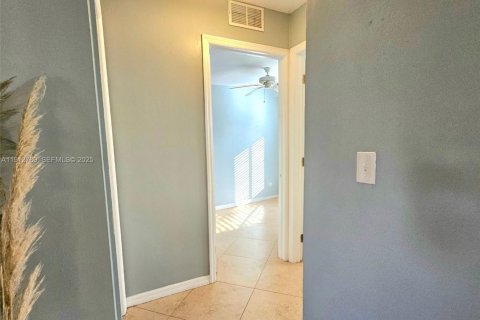 Villa ou maison à vendre à Lehigh Acres, Floride: 2 chambres № 1988054 - photo 13