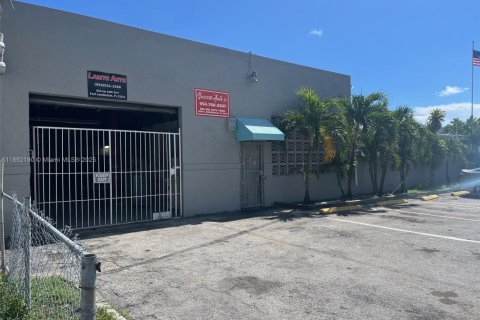 Commercial property in Fort Lauderdale, Florida № 1945434 - photo 1