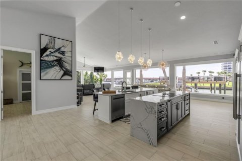 House in New Smyrna Beach, Florida 6 bedrooms, 386.85 sq.m. № 2203895 - photo 15