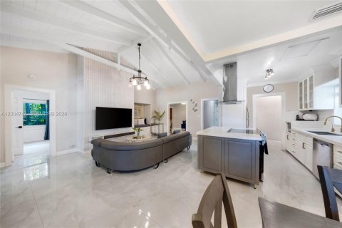 House in Hollywood, Florida 4 bedrooms, 199.28 sq.m. № 2068744 - photo 10