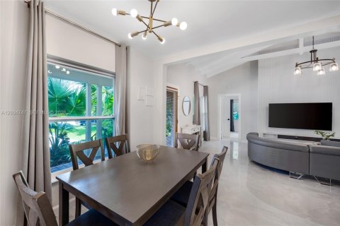 House in Hollywood, Florida 4 bedrooms, 199.28 sq.m. № 2068744 - photo 16