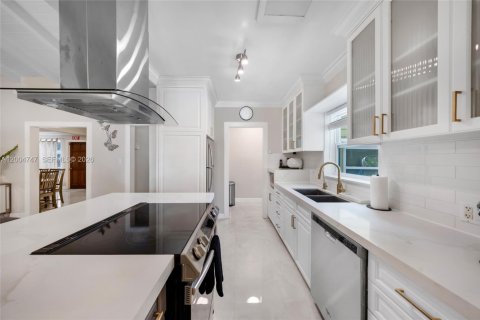 House in Hollywood, Florida 4 bedrooms, 199.28 sq.m. № 2068744 - photo 3