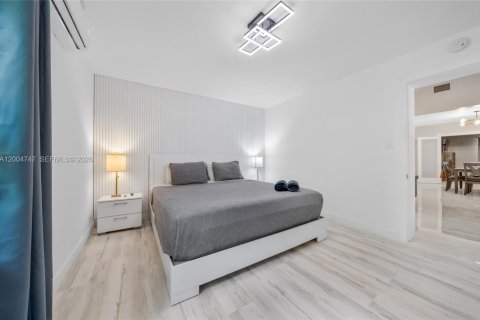 House in Hollywood, Florida 4 bedrooms, 199.28 sq.m. № 2068744 - photo 28