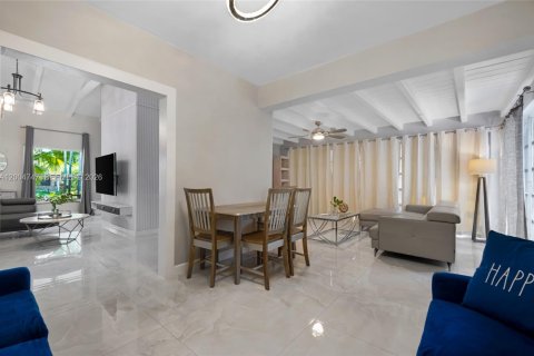 House in Hollywood, Florida 4 bedrooms, 199.28 sq.m. № 2068744 - photo 23