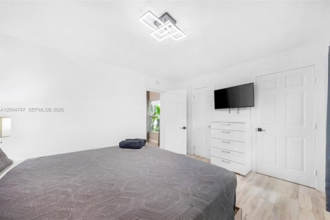 House in Hollywood, Florida 4 bedrooms, 199.28 sq.m. № 2068744 - photo 26