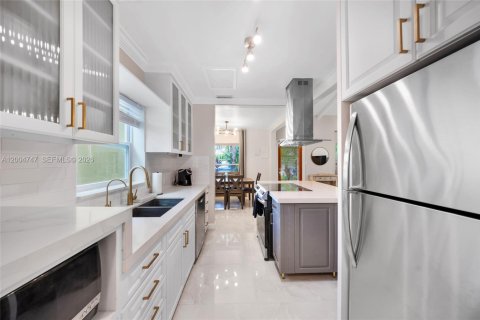 House in Hollywood, Florida 4 bedrooms, 199.28 sq.m. № 2068744 - photo 6