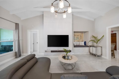 House in Hollywood, Florida 4 bedrooms, 199.28 sq.m. № 2068744 - photo 9