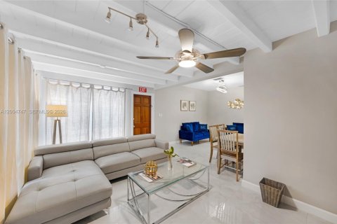 House in Hollywood, Florida 4 bedrooms, 199.28 sq.m. № 2068744 - photo 18