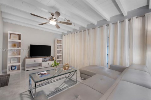 House in Hollywood, Florida 4 bedrooms, 199.28 sq.m. № 2068744 - photo 20