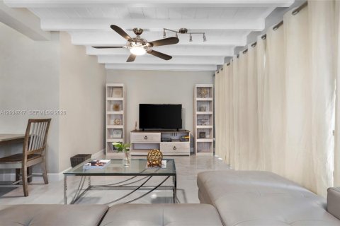 House in Hollywood, Florida 4 bedrooms, 199.28 sq.m. № 2068744 - photo 22