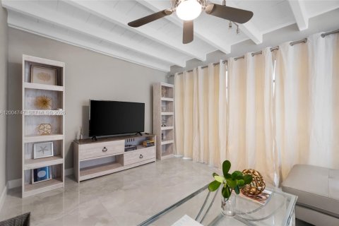 House in Hollywood, Florida 4 bedrooms, 199.28 sq.m. № 2068744 - photo 19