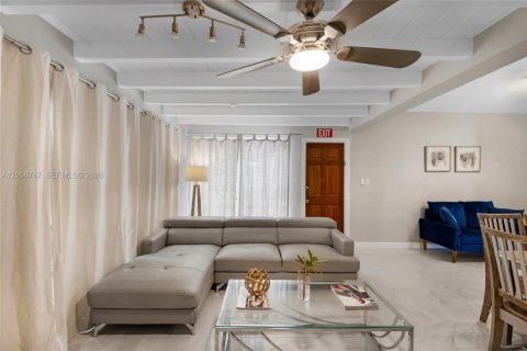 House in Hollywood, Florida 4 bedrooms, 199.28 sq.m. № 2068744 - photo 17