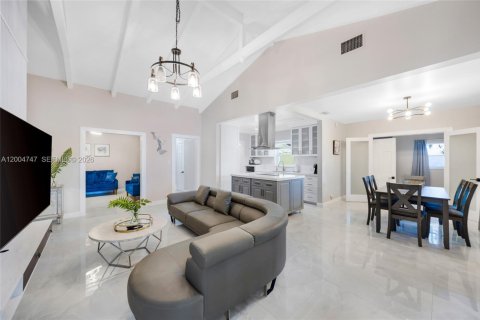 House in Hollywood, Florida 4 bedrooms, 199.28 sq.m. № 2068744 - photo 12