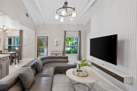 House in Hollywood, Florida 4 bedrooms, 199.28 sq.m. № 2068744 - photo 8