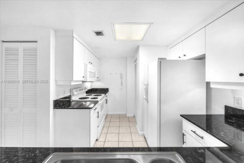 Copropriété à louer à Miami, Floride: 2 chambres, 117.71 m2 № 1983990 - photo 11