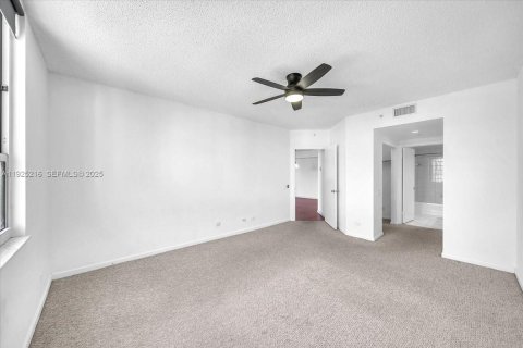 Copropriété à louer à Miami, Floride: 2 chambres, 117.71 m2 № 1983990 - photo 18