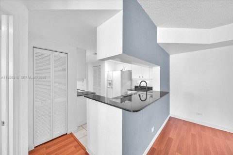 Copropriété à louer à Miami, Floride: 2 chambres, 117.71 m2 № 1983990 - photo 4