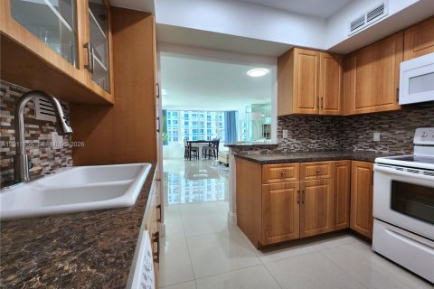 Снять в аренду кондоминиум в Холливуд, Флорида 1 спальня, 85.47м2, № 2075415 - фото 10