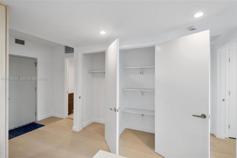 Condo in Bay Harbor Islands, Florida, 3 bedrooms  № 2009499 - photo 19