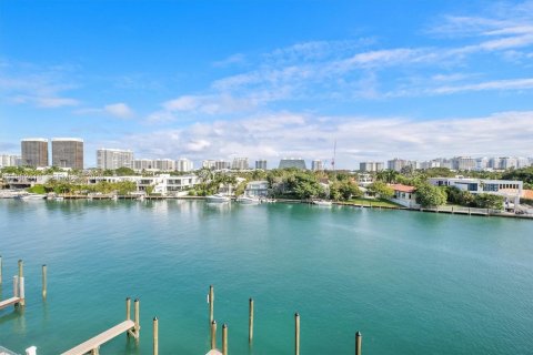 Condo in Bay Harbor Islands, Florida, 3 bedrooms  № 2009499 - photo 3