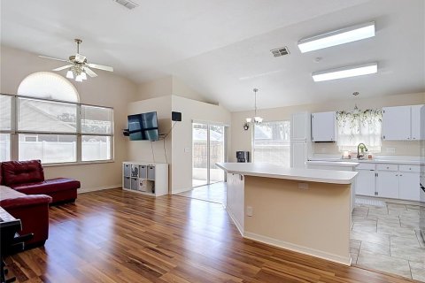 House in Wesley Chapel, Florida 3 bedrooms, 138.24 sq.m. № 2395862 - photo 10