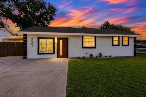 House in Tampa, Florida 4 bedrooms, 180.97 sq.m. № 2117462