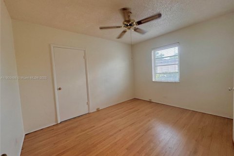 Villa ou maison à louer à Miami, Floride: 2 chambres, 89.84 m2 № 1952262 - photo 7