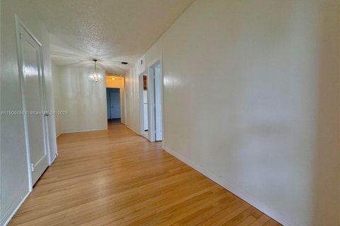 Villa ou maison à louer à Miami, Floride: 2 chambres, 89.84 m2 № 1952262 - photo 2