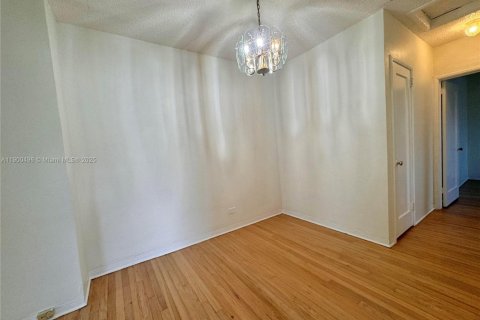 Villa ou maison à louer à Miami, Floride: 2 chambres, 89.84 m2 № 1952262 - photo 4