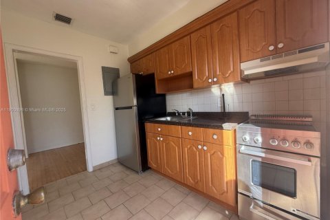 Villa ou maison à louer à Miami, Floride: 2 chambres, 89.84 m2 № 1952262 - photo 5