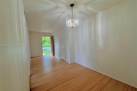 Villa ou maison à louer à Miami, Floride: 2 chambres, 89.84 m2 № 1952262 - photo 3
