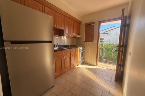 Villa ou maison à louer à Miami, Floride: 2 chambres, 89.84 m2 № 1952262 - photo 6