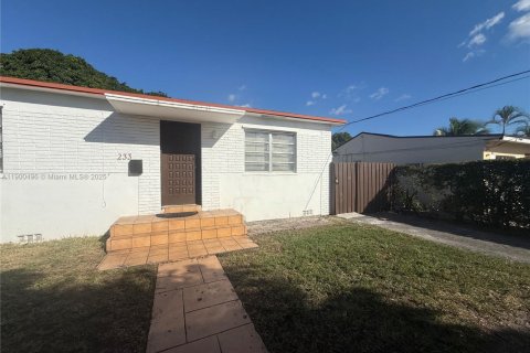 House in Miami, Florida 2 bedrooms, 89.84 sq.m. № 1952262