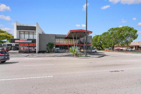 Commercial property in Oakland Park, Florida № 2030015