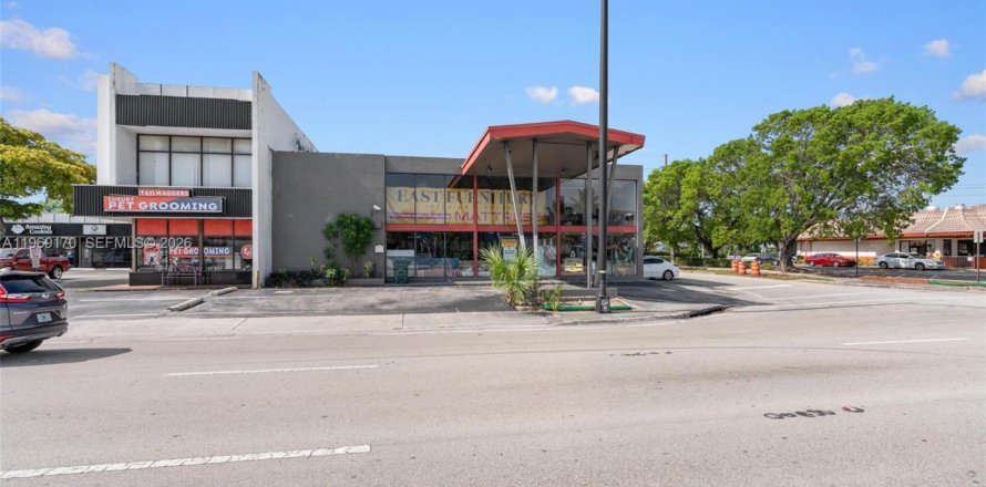 Commercial property in Oakland Park, Florida № 2030015