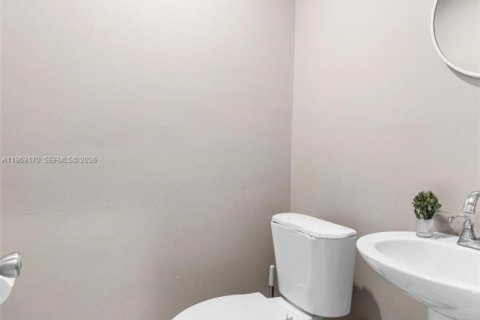 Commercial property in Oakland Park, Florida № 2030015 - photo 30