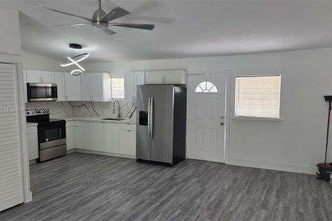 House in Fort Myers, Florida 3 bedrooms, 122.07 sq.m. № 1937780 - photo 2