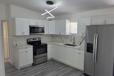House in Fort Myers, Florida 3 bedrooms, 122.07 sq.m. № 1937780 - photo 1