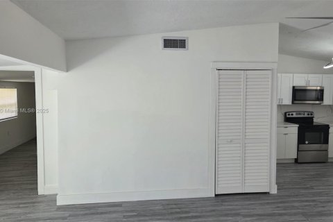 House in Fort Myers, Florida 3 bedrooms, 122.07 sq.m. № 1937780 - photo 4