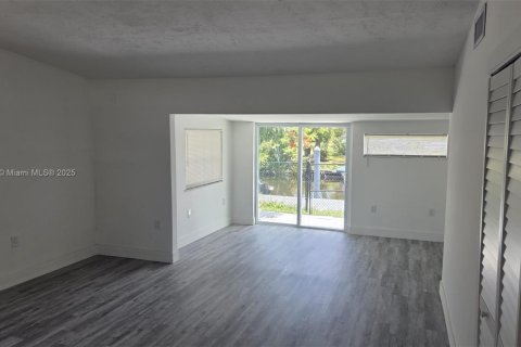 House in Fort Myers, Florida 3 bedrooms, 122.07 sq.m. № 1937780 - photo 10