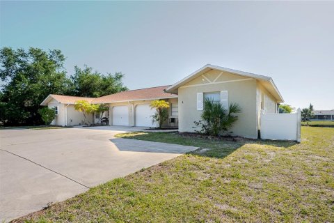 Commercial property in Rotonda, Florida 4 bedrooms, 218.97 sq.m. № 2214839