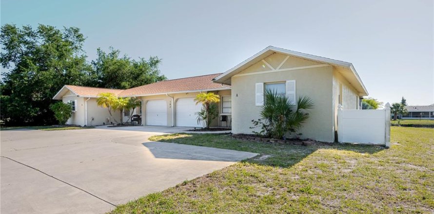 Commercial property in Rotonda, Florida 4 bedrooms, 218.97 sq.m. № 2214839