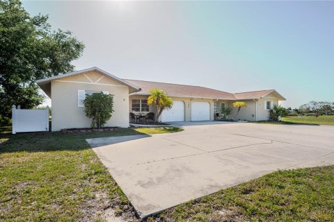 Commercial property in Rotonda, Florida 4 bedrooms, 218.97 sq.m. № 2214839 - photo 18