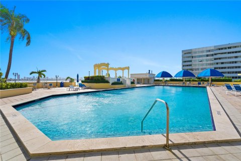 Condo in North Bay Village, Florida, 2 bedrooms  № 2047657 - photo 23