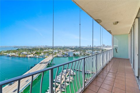 Condo in North Bay Village, Florida, 2 bedrooms  № 2047657 - photo 6