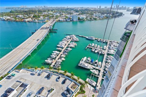 Condo in North Bay Village, Florida, 2 bedrooms  № 2047657 - photo 3