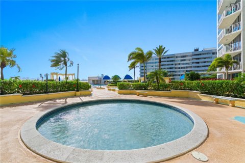 Condo in North Bay Village, Florida, 2 bedrooms  № 2047657 - photo 25