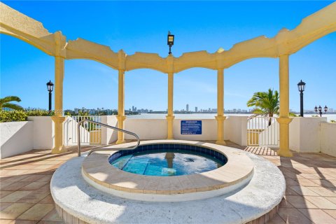 Condo in North Bay Village, Florida, 2 bedrooms  № 2047657 - photo 24