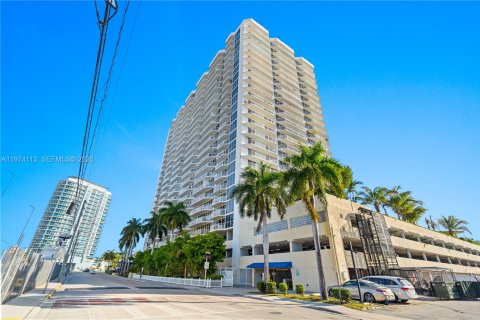 Condo in North Bay Village, Florida, 2 bedrooms  № 2047657 - photo 28